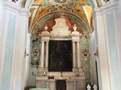 ...arricchita da una graziosa chiesetta affrescata